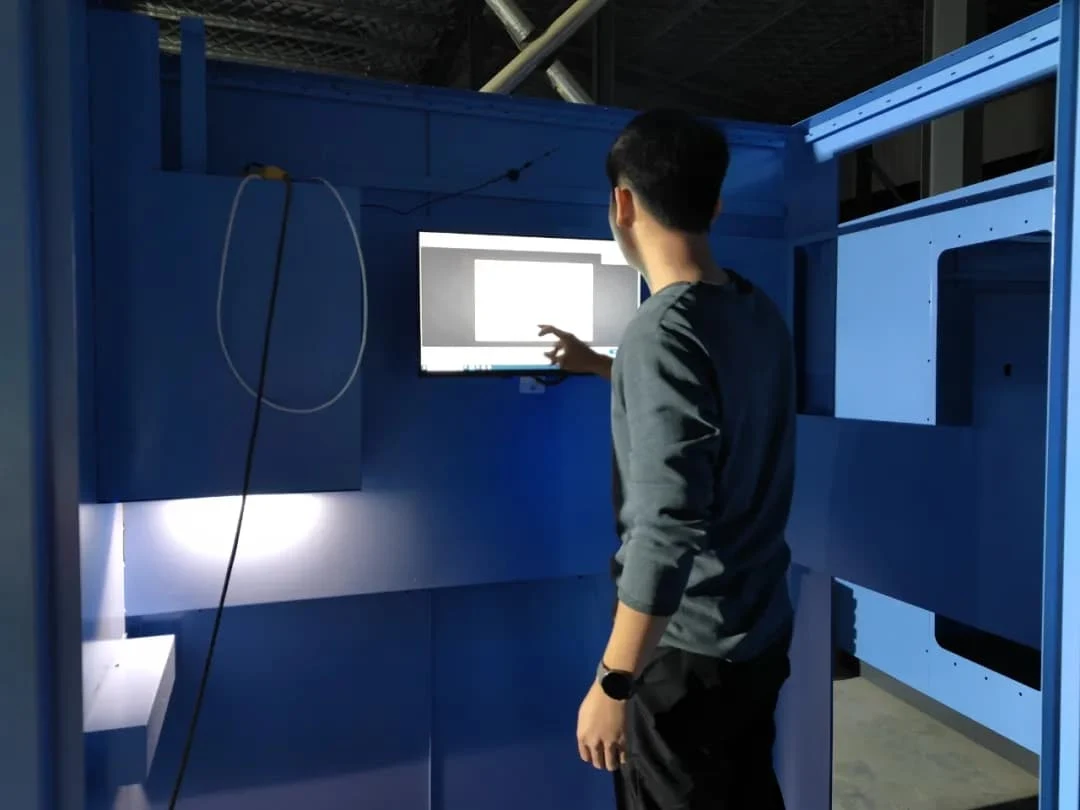 Bagian dalam laboratorium dan terminal operator
